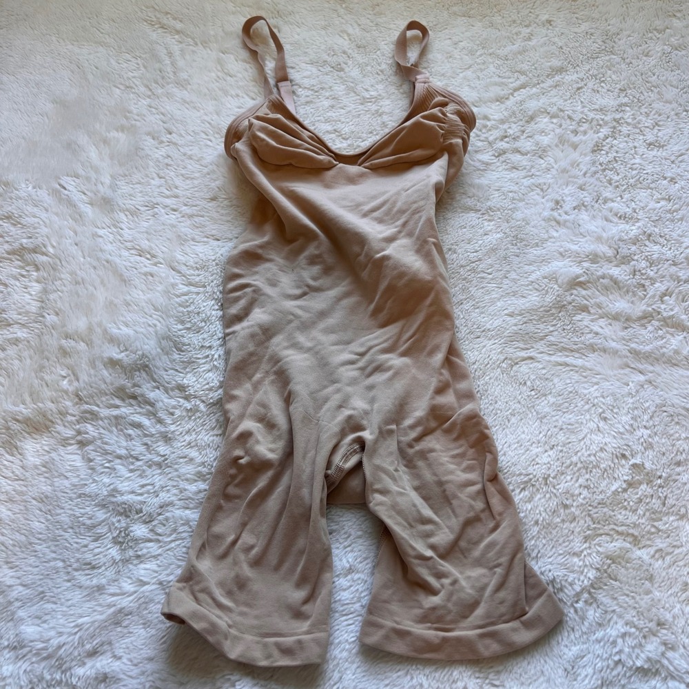 SKIMS Seamless Sculpt Mid Thigh Bodysuit Size Medium Shapewear Compression NEW